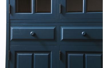 中古　北海道民芸　ペイント家具　シックでクールな雰囲気がお洒落な食器棚(収納棚、カップボード、キャビネット)