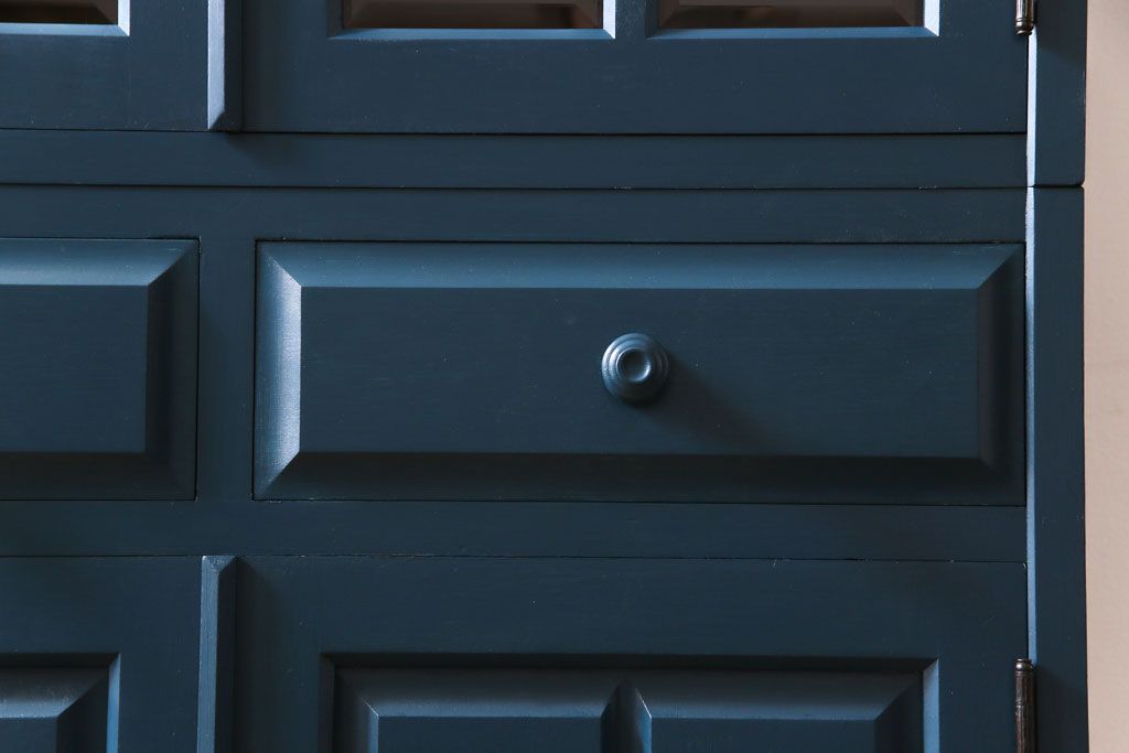 中古　北海道民芸　ペイント家具　シックでクールな雰囲気がお洒落な食器棚(収納棚、カップボード、キャビネット)