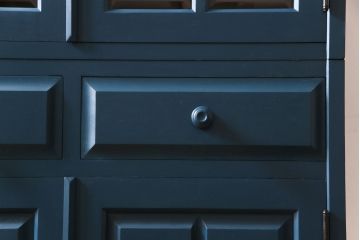 中古　北海道民芸　ペイント家具　シックでクールな雰囲気がお洒落な食器棚(収納棚、カップボード、キャビネット)