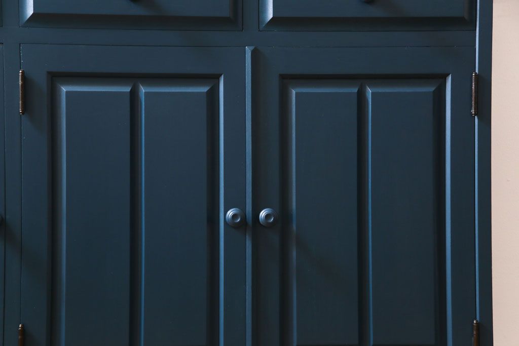 中古　北海道民芸　ペイント家具　シックでクールな雰囲気がお洒落な食器棚(収納棚、カップボード、キャビネット)