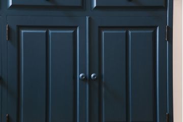 中古　北海道民芸　ペイント家具　シックでクールな雰囲気がお洒落な食器棚(収納棚、カップボード、キャビネット)