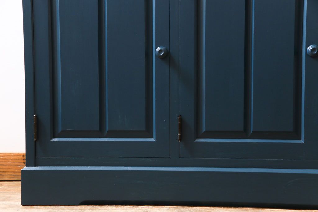 中古　北海道民芸　ペイント家具　シックでクールな雰囲気がお洒落な食器棚(収納棚、カップボード、キャビネット)