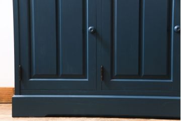 中古　北海道民芸　ペイント家具　シックでクールな雰囲気がお洒落な食器棚(収納棚、カップボード、キャビネット)