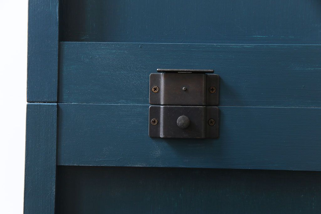 中古　北海道民芸　ペイント家具　シックでクールな雰囲気がお洒落な食器棚(収納棚、カップボード、キャビネット)