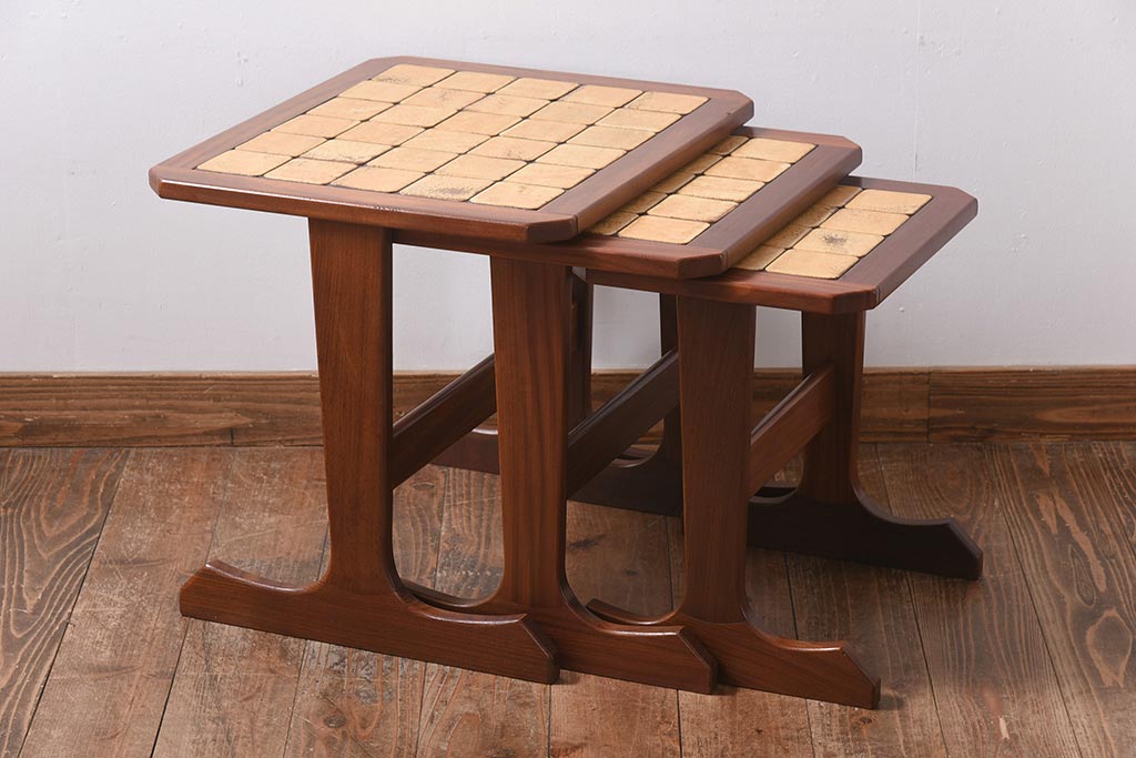 ヴィンテージ家具　北欧ビンテージ　G-PLAN(ジープラン)　チーク材　タイルトップがおしゃれなネストテーブル(サイドテーブル)(1)