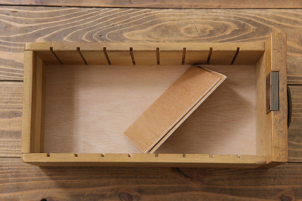 レトロ家具　昭和レトロ　三方ナラ材　ネームプレート付き　シャビーな金具と味のある木肌が魅力のチェスト(小引き出し)