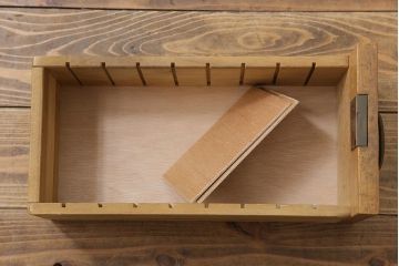 レトロ家具　昭和レトロ　三方ナラ材　ネームプレート付き　シャビーな金具と味のある木肌が魅力のチェスト(小引き出し)