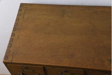 レトロ家具　昭和レトロ　三方ナラ材　ネームプレート付き　シャビーな金具と味のある木肌が魅力のチェスト(小引き出し)