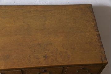 レトロ家具　昭和レトロ　三方ナラ材　ネームプレート付き　シャビーな金具と味のある木肌が魅力のチェスト(小引き出し)