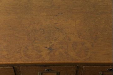 レトロ家具　昭和レトロ　三方ナラ材　ネームプレート付き　シャビーな金具と味のある木肌が魅力のチェスト(小引き出し)