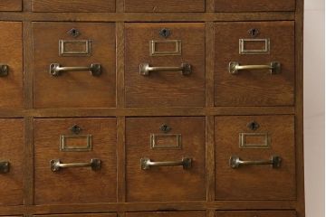 レトロ家具　昭和レトロ　三方ナラ材　ネームプレート付き　シャビーな金具と味のある木肌が魅力のチェスト(小引き出し)