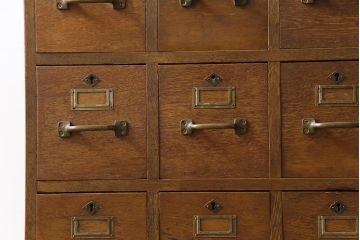 レトロ家具　昭和レトロ　三方ナラ材　ネームプレート付き　シャビーな金具と味のある木肌が魅力のチェスト(小引き出し)