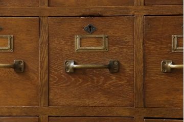 レトロ家具　昭和レトロ　三方ナラ材　ネームプレート付き　シャビーな金具と味のある木肌が魅力のチェスト(小引き出し)