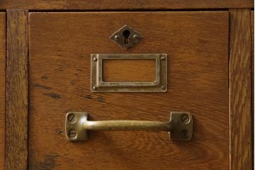 レトロ家具　昭和レトロ　三方ナラ材　ネームプレート付き　シャビーな金具と味のある木肌が魅力のチェスト(小引き出し)