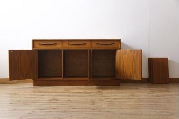 ヴィンテージ家具　北欧ビンテージ　G-PLAN(ジープラン)　チーク材　温かな雰囲気づくりにぴったりのサイドキャビネット(ダイニングボード、収納棚)