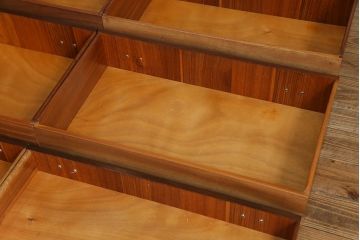 ヴィンテージ家具　北欧ビンテージ　G-PLAN(ジープラン)　BBシリーズ　シンプルモダンなサイドボード(引き出し)