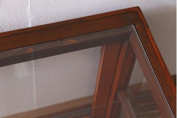 レトロ家具　和製アンティーク　レトロなムードが高まるロータイプのガラスケース(ショーケース、陳列棚)