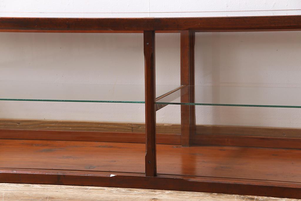 レトロ家具　和製アンティーク　レトロなムードが高まるロータイプのガラスケース(ショーケース、陳列棚)