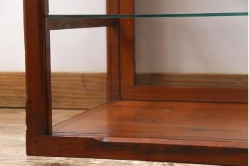 レトロ家具　和製アンティーク　レトロなムードが高まるロータイプのガラスケース(ショーケース、陳列棚)
