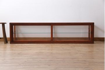 レトロ家具　和製アンティーク　レトロなムードが高まるロータイプのガラスケース(ショーケース、陳列棚)