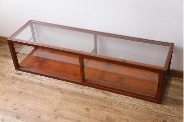 レトロ家具　和製アンティーク　レトロなムードが高まるロータイプのガラスケース(ショーケース、陳列棚)