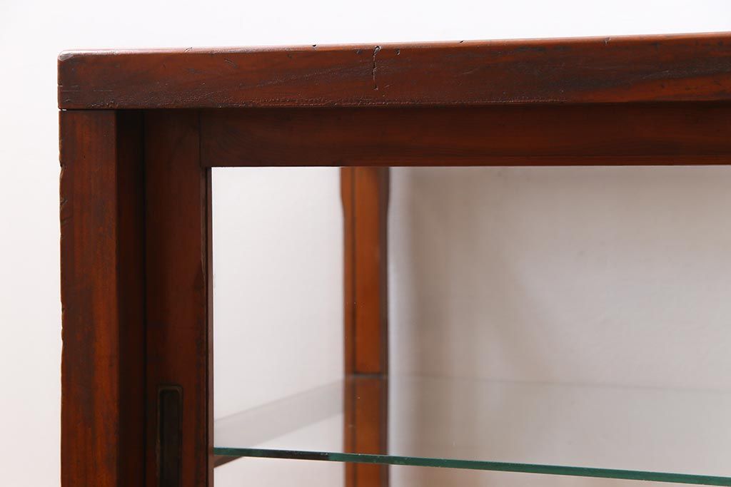 レトロ家具　和製アンティーク　レトロなムードが高まるロータイプのガラスケース(ショーケース、陳列棚)