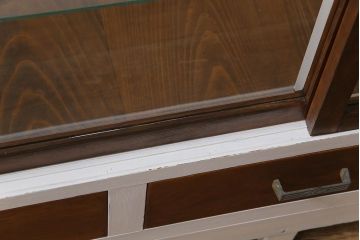 ペイント家具　レトロで落ち着いたカラーのガラスケース(ショーケース、陳列棚)