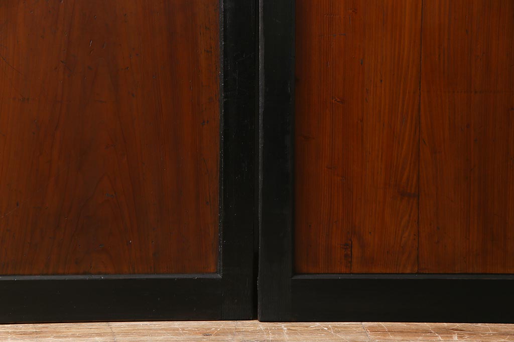 和製アンティーク　ヒノキ材　黒の縁がモダンな帯戸4枚セット(板戸、引戸、建具)