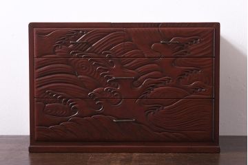 アンティーク家具　和製アンティーク　鎌倉彫・在銘　躍動感のある波の図が彫られた小引き出し(小物収納、卓上収納)