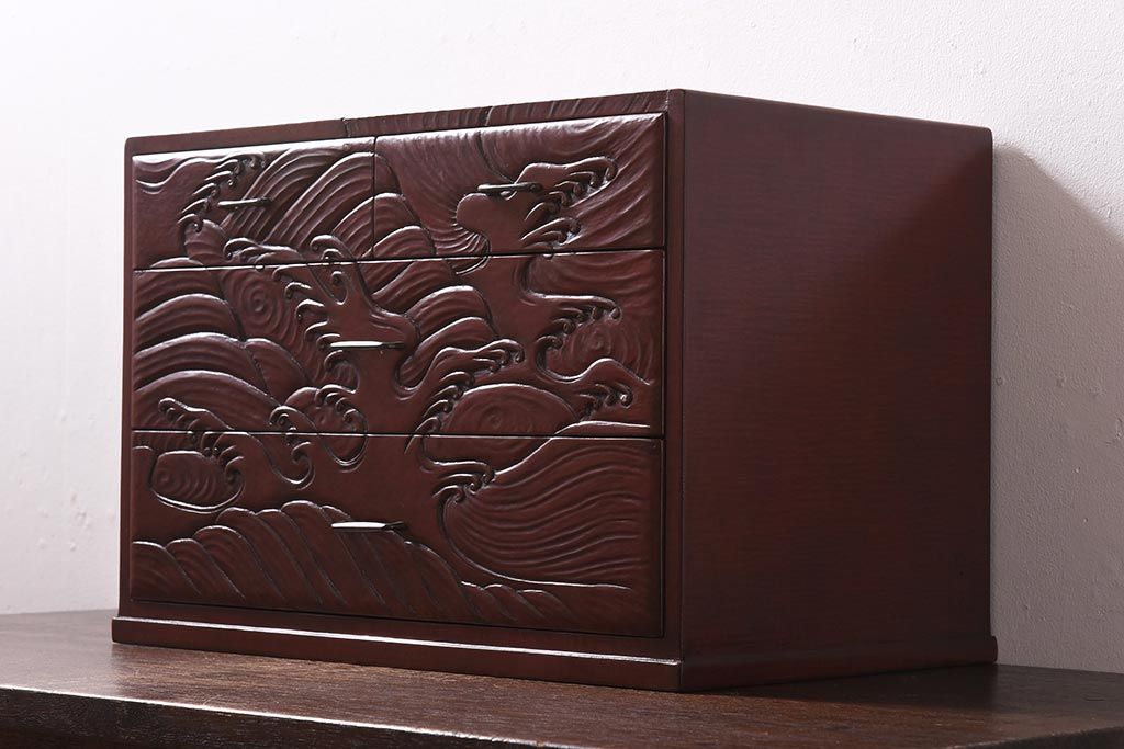 アンティーク家具　和製アンティーク　鎌倉彫・在銘　躍動感のある波の図が彫られた小引き出し(小物収納、卓上収納)