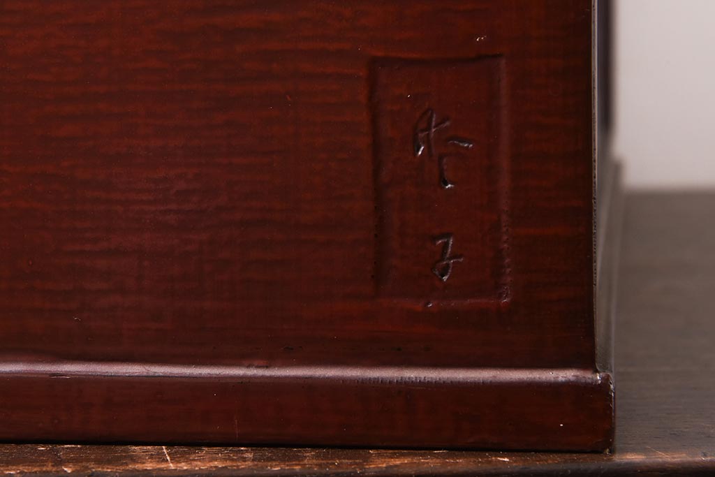 アンティーク家具　和製アンティーク　鎌倉彫・在銘　躍動感のある波の図が彫られた小引き出し(小物収納、卓上収納)