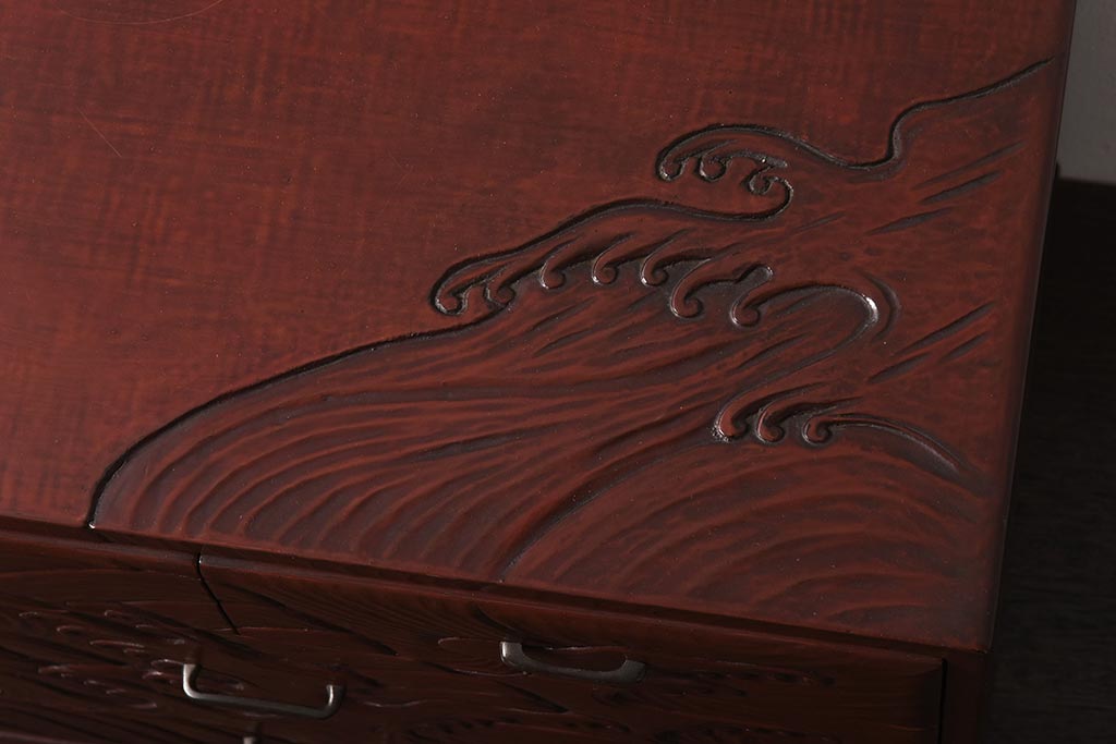 アンティーク家具　和製アンティーク　鎌倉彫・在銘　躍動感のある波の図が彫られた小引き出し(小物収納、卓上収納)