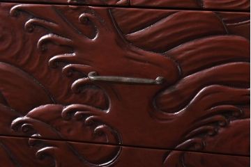 アンティーク家具　和製アンティーク　鎌倉彫・在銘　躍動感のある波の図が彫られた小引き出し(小物収納、卓上収納)