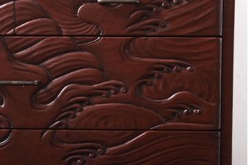 アンティーク家具　和製アンティーク　鎌倉彫・在銘　躍動感のある波の図が彫られた小引き出し(小物収納、卓上収納)