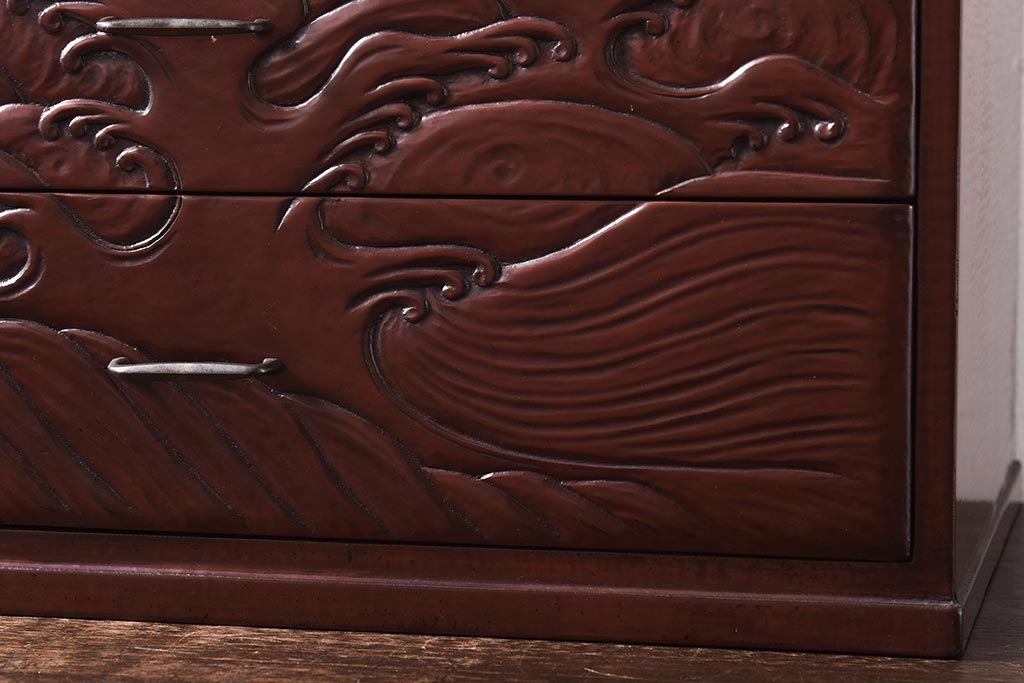 アンティーク家具　和製アンティーク　鎌倉彫・在銘　躍動感のある波の図が彫られた小引き出し(小物収納、卓上収納)