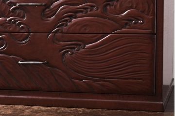 アンティーク家具　和製アンティーク　鎌倉彫・在銘　躍動感のある波の図が彫られた小引き出し(小物収納、卓上収納)