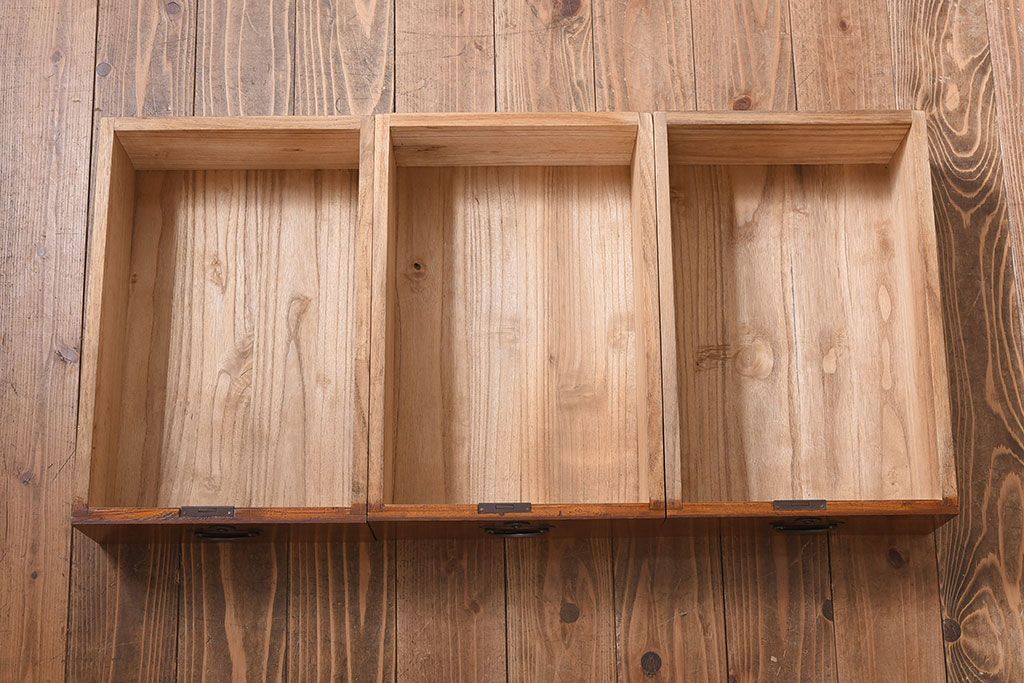 和製アンティーク　ラフジュオリジナルガラス　前面ケヤキ材　和の趣溢れる漆塗りのローボード(収納棚)