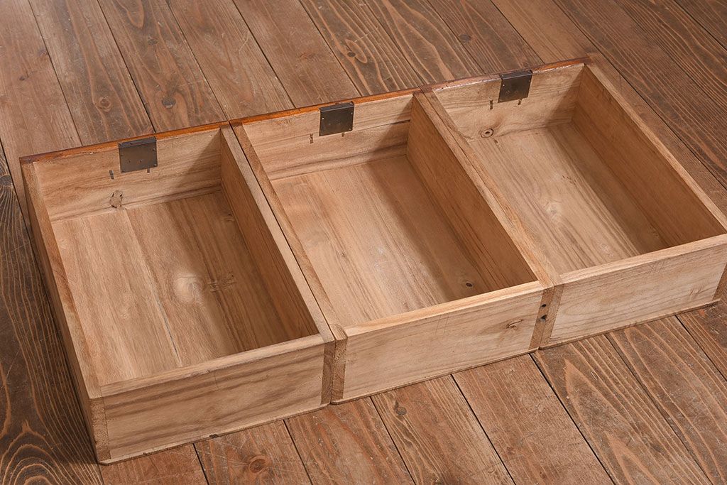 和製アンティーク　ラフジュオリジナルガラス　前面ケヤキ材　和の趣溢れる漆塗りのローボード(収納棚)