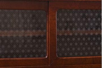 和製アンティーク　ラフジュオリジナルガラス　前面ケヤキ材　和の趣溢れる漆塗りのローボード(収納棚)