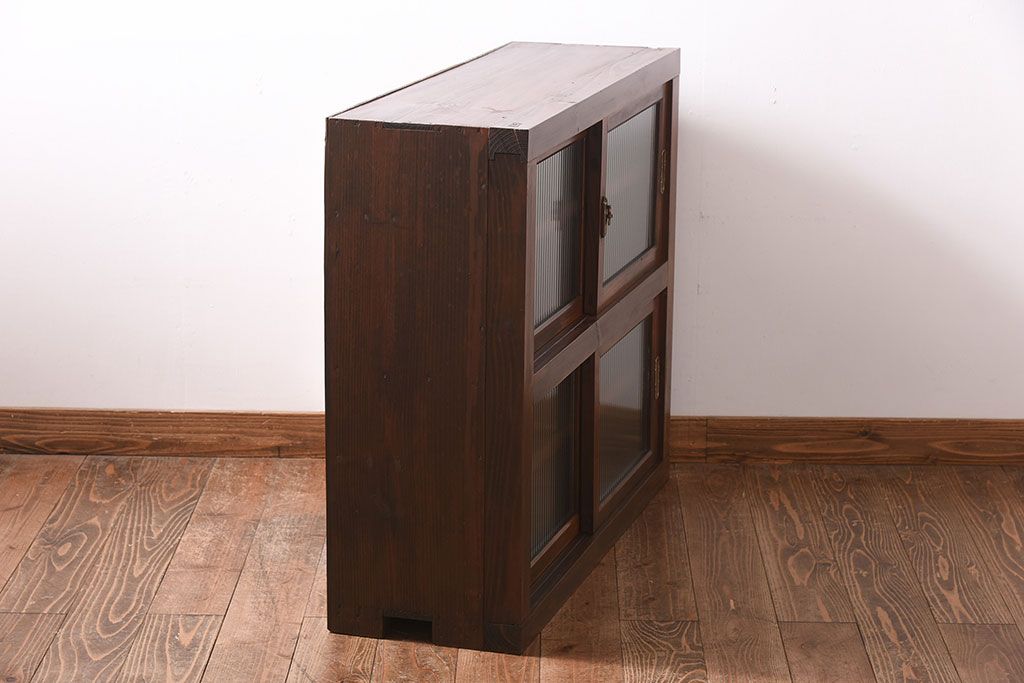 レトロ家具　和製アンティーク　前面ヒノキ材　レトロな和の雰囲気を醸し出す戸棚(収納棚)