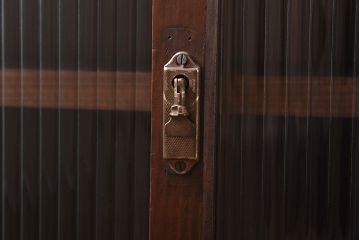 レトロ家具　和製アンティーク　前面ヒノキ材　レトロな和の雰囲気を醸し出す戸棚(収納棚)