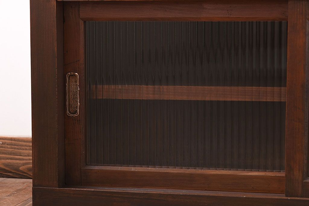 レトロ家具　和製アンティーク　前面ヒノキ材　レトロな和の雰囲気を醸し出す戸棚(収納棚)