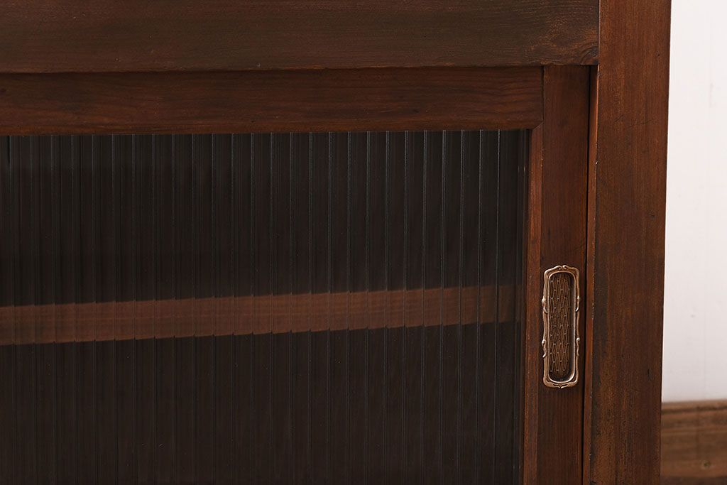 レトロ家具　和製アンティーク　前面ヒノキ材　レトロな和の雰囲気を醸し出す戸棚(収納棚)