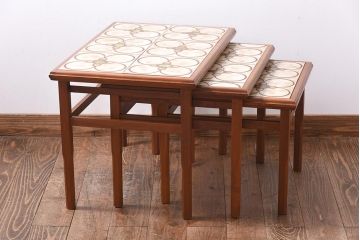 ヴィンテージ家具　北欧ビンテージ　フラワーモチーフのタイルが可愛らしいネストテーブル(サイドテーブル、カフェテーブル)