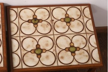 ヴィンテージ家具　北欧ビンテージ　フラワーモチーフのタイルが可愛らしいネストテーブル(サイドテーブル、カフェテーブル)