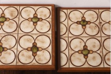 ヴィンテージ家具　北欧ビンテージ　フラワーモチーフのタイルが可愛らしいネストテーブル(サイドテーブル、カフェテーブル)