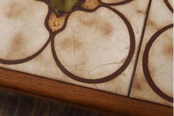 ヴィンテージ家具　北欧ビンテージ　フラワーモチーフのタイルが可愛らしいネストテーブル(サイドテーブル、カフェテーブル)