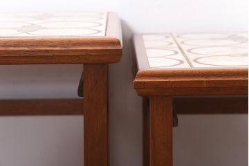 ヴィンテージ家具　北欧ビンテージ　フラワーモチーフのタイルが可愛らしいネストテーブル(サイドテーブル、カフェテーブル)