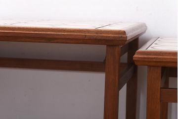 ヴィンテージ家具　北欧ビンテージ　フラワーモチーフのタイルが可愛らしいネストテーブル(サイドテーブル、カフェテーブル)