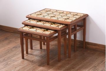 ヴィンテージ家具　北欧ビンテージ　フラワーモチーフのタイルが可愛らしいネストテーブル(サイドテーブル、カフェテーブル)